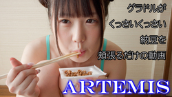 A video of gravure idols stuffing their mouths with sour natto