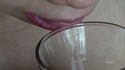[撕裂，嘴巴，舌頭拜物教]業餘美女用sk水在玻璃杯子裡連續“吐”