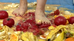 [踩踏食物＃2] Kazumi的食物撞鞋，袜子，赤脚
